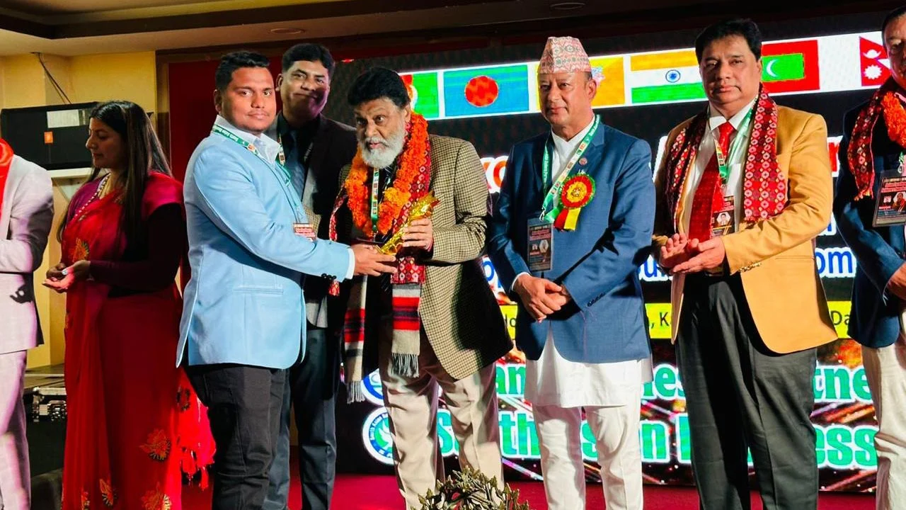 সাউথ এশীয় পর্যটন অ্যাওয়ার্ড পেলেন ২ বাংলাদেশি