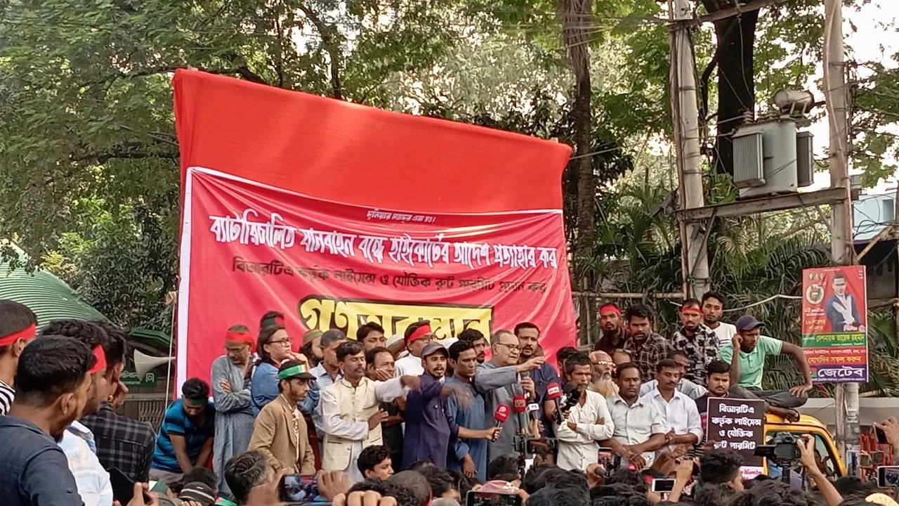 ‘রিকশা চালকদের দাবি না মেনে তুমিও গদিতে থাকতে পারবা না’