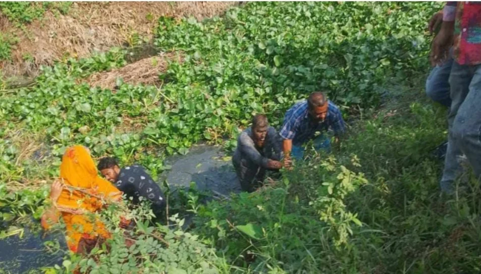 বিএনপির দুই নেতাকে পানিতে চুবালো গ্রামবাসী