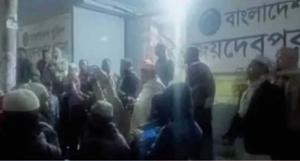 আওয়ামী লীগ নেতাকে ছাড়াতে থানার সামনে জামায়াতের বিক্ষোভ