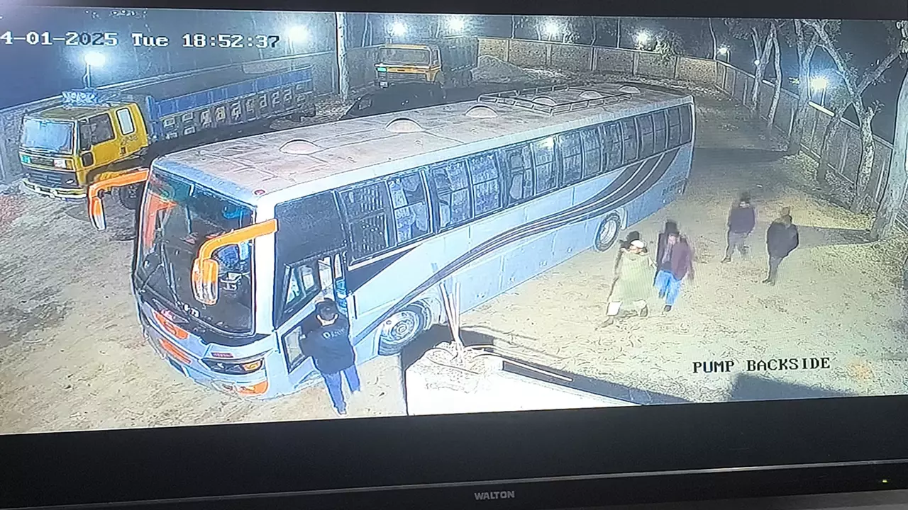 এবার ফিলিং স্টেশন থেকে বাস চুরি