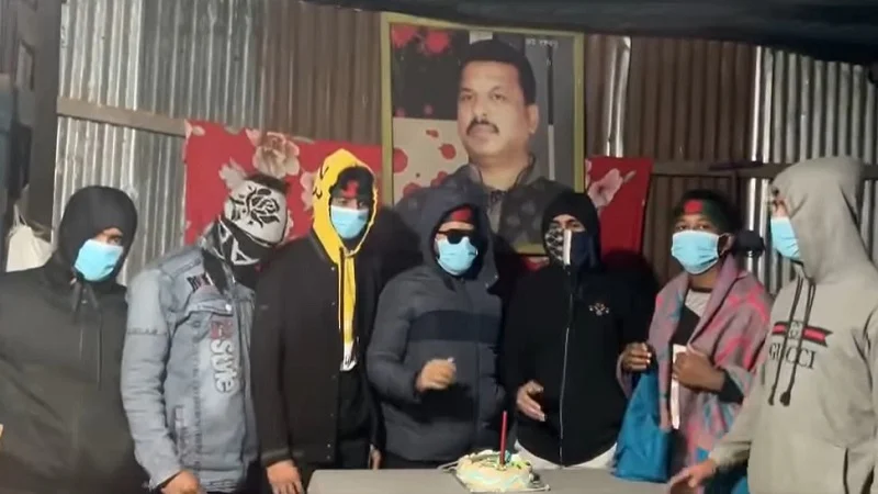 চোখ মুখ ঢেকে অজ্ঞাত স্থানে নিষিদ্ধ ছাত্রলীগের প্রতিষ্ঠাবার্ষিকী উদযাপন