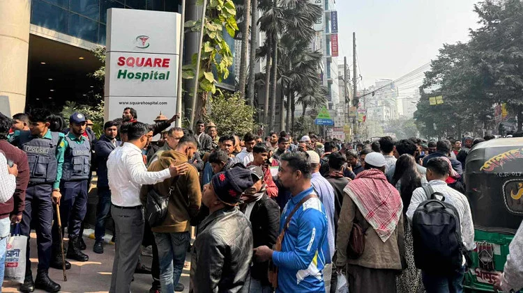 টিকা না পেয়ে সড়ক অবরোধ করেছেন প্রবাসীরা
