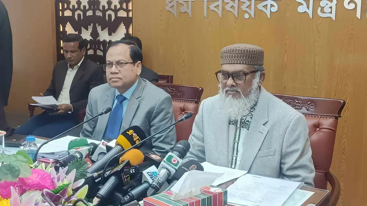 বাংলাদেশিদের জন্যে বন্ধ হতে যাচ্ছে এবারের হজ কার্যক্রম!