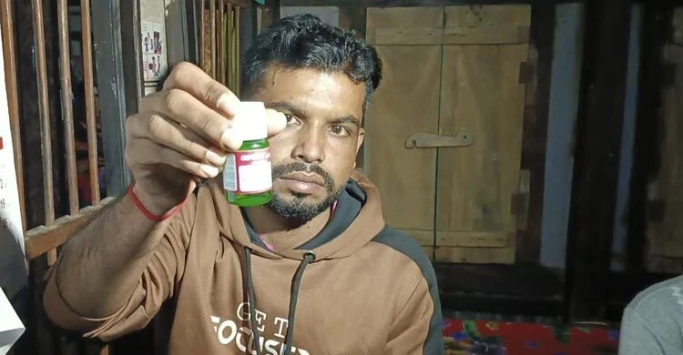 বিষের বোতল হাতে প্রেমিকার বাড়িতে অনশনে প্রবাসী যুবক
