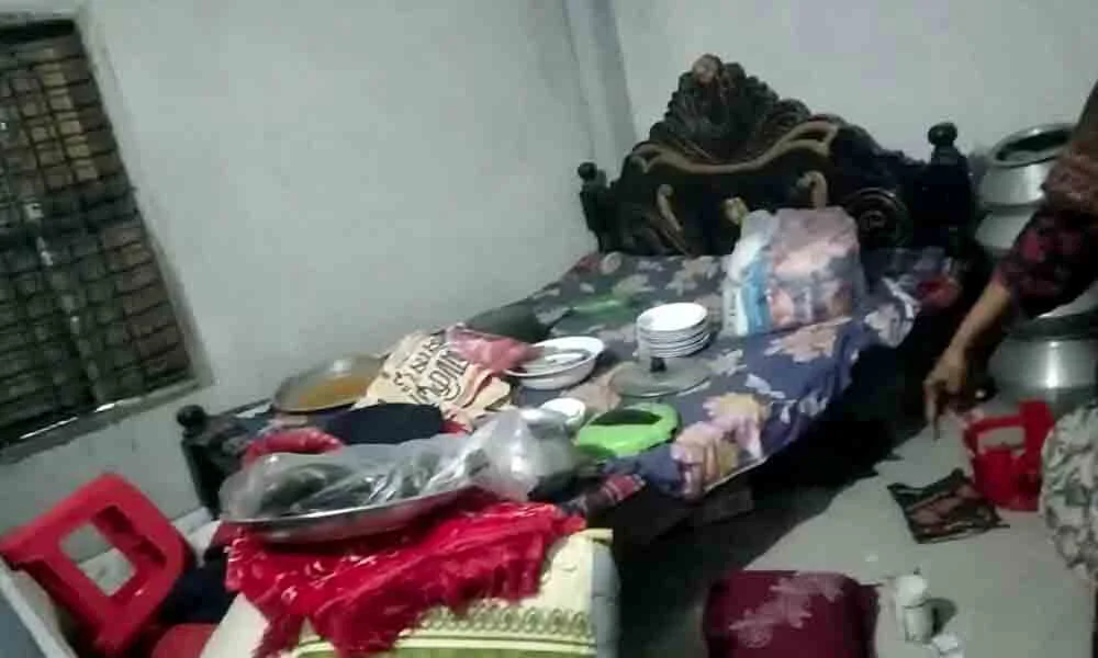 অস্ত্রের মুখে জিম্মি করে প্রবাসীর বাড়িতে ডাকাতির অভিযোগ