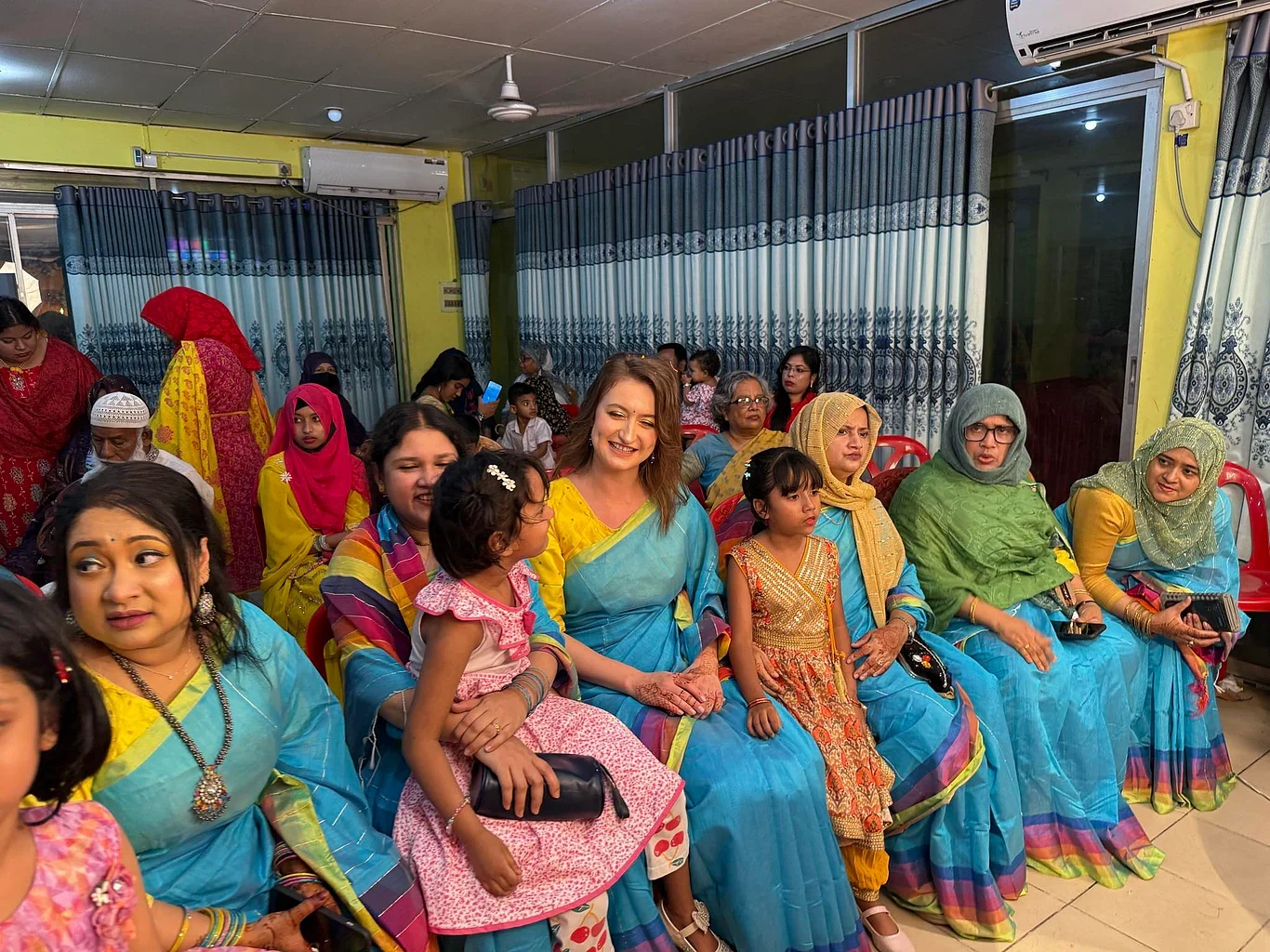 আমেরিকা থেকে পাবনায় এসেছেন রাশিয়ান তরুণী