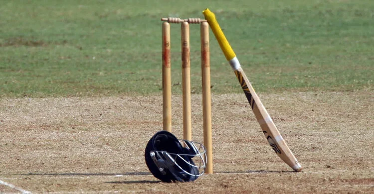 খেলা চলাকালীন হার্ট অ্যাটাক করে মারা গেলেন আম্পায়ার