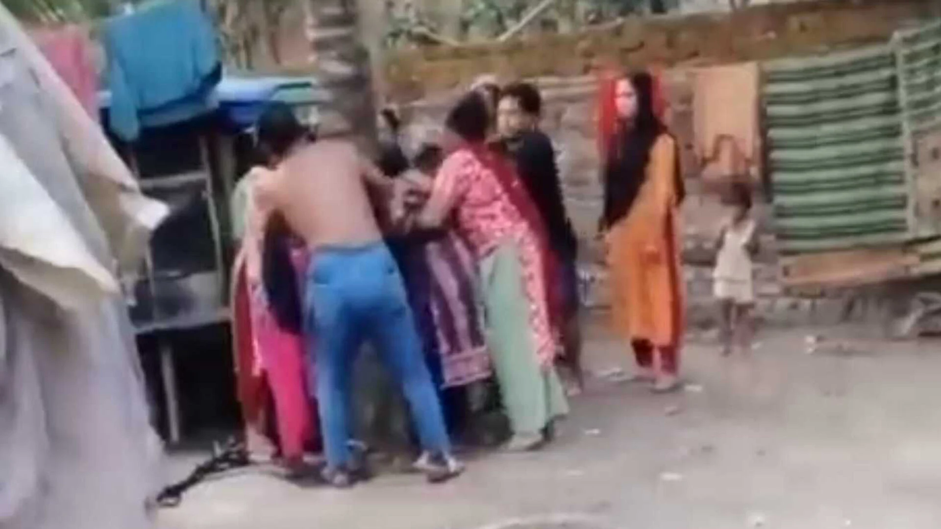 যৌন নির্যাতনে ব্যর্থ হয়ে প্রবাসীর স্ত্রীকে গাছে বেঁধে নির্যাতন, ভিডিও ভাইরাল